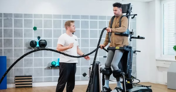 Mann trainiert mit seinem Physiotherapeuten im neuen innowalk pro