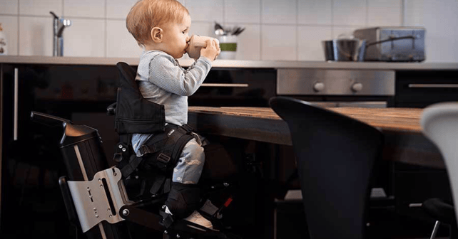 liten pojke i sin Krabat Jockey