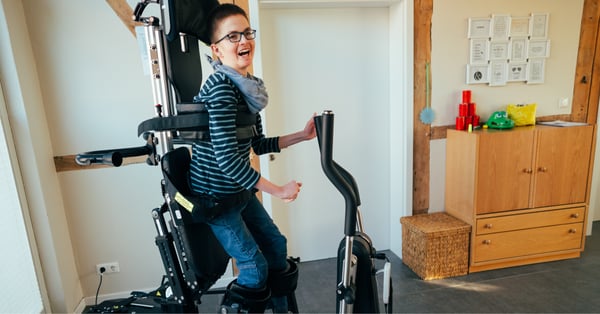 glad pojke står i sin innowalk