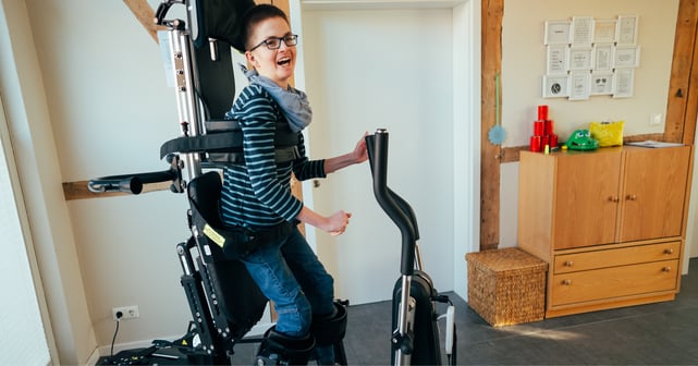 glad pojke står i sin innowalk