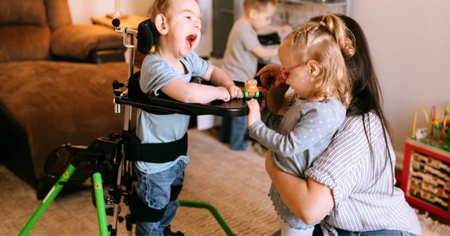 liten gutt leker i sin Zing Portable med et annet barn