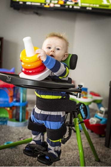 Liten gutt leker stående i sin Zing Portable