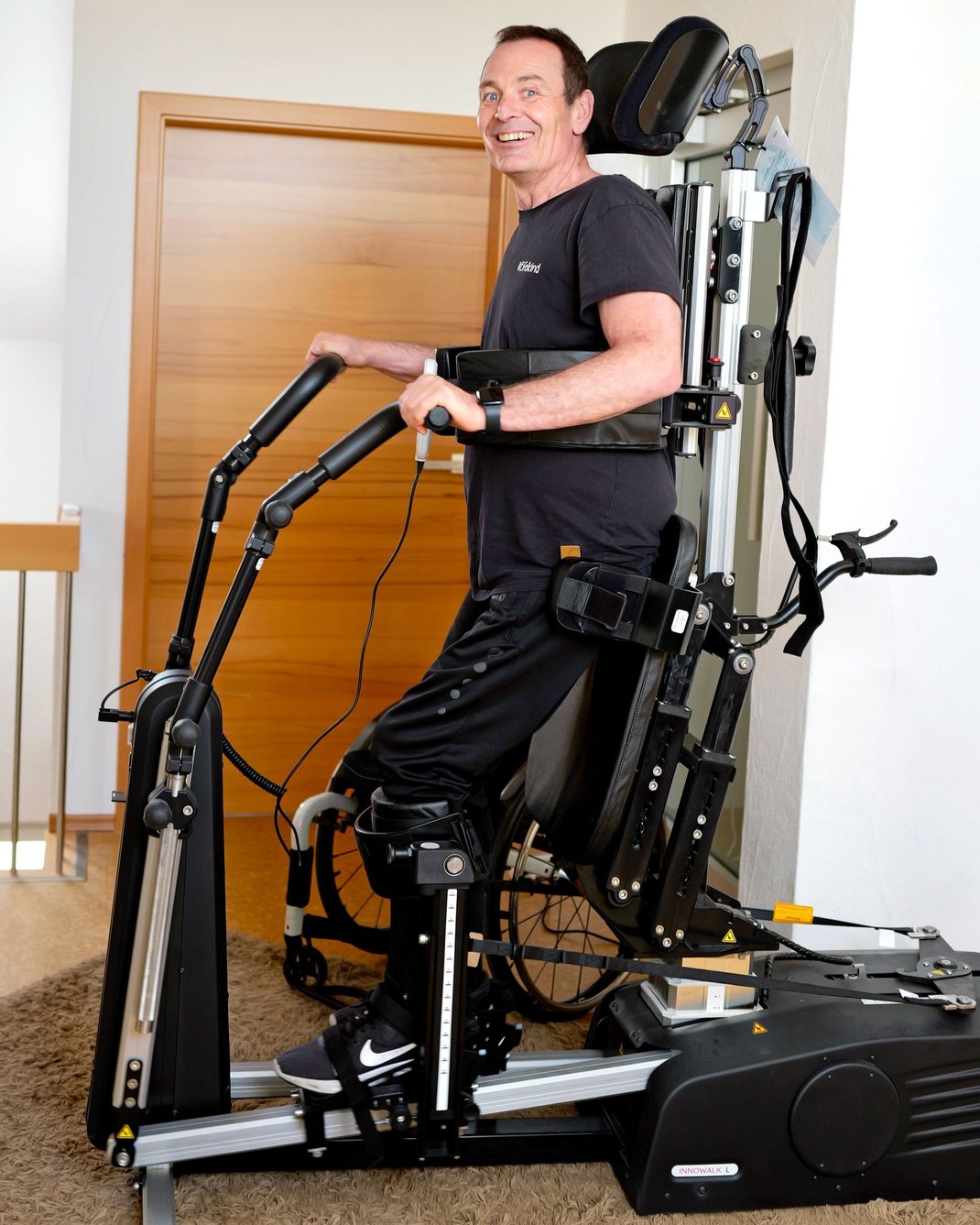 Lächelnder Mann beim Training im Innowalk zu Hause.