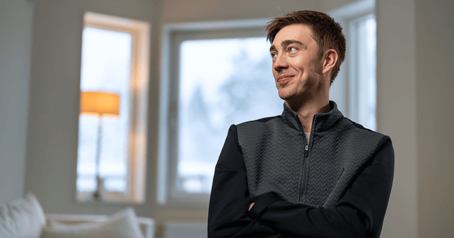 man i rullstol tittar åt sidan