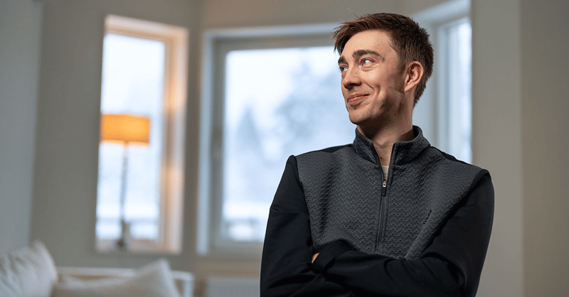 man i rullstol tittar åt sidan