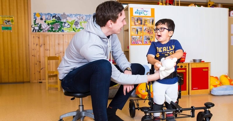 Junge im NF-Walker beim Spielen