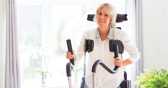 Dame bruker Innowalk som et aktivitetshjelpemiddel