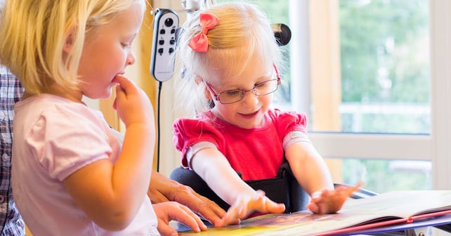 Ung flicka står i sin Innowalk medan hon läser