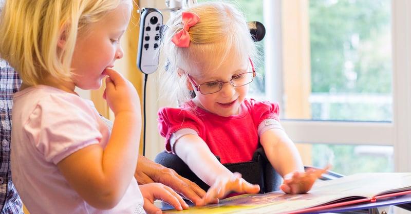 Ung flicka står i sin Innowalk medan hon läser