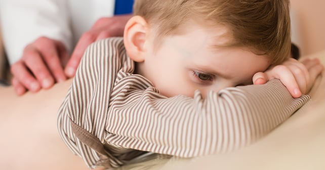 Liten pojke på medicinsk kontroll på klinik