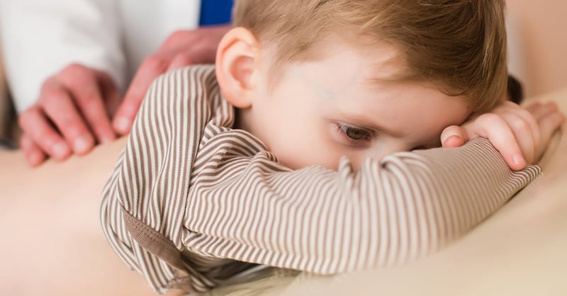 Liten pojke på medicinsk kontroll på klinik