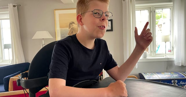 Fredrik ser fornøyd ut mems han står i Evolv
