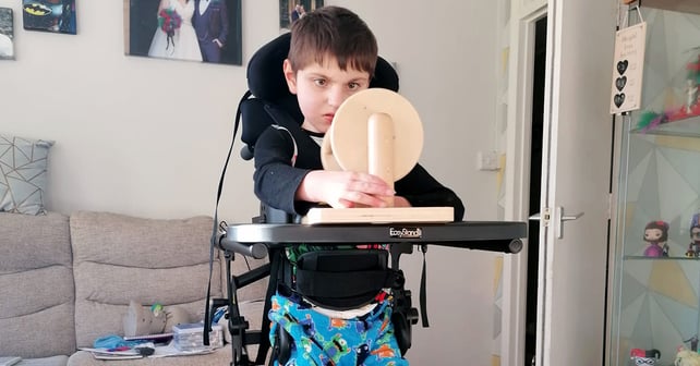 Hayden står i sin Bantam samtidig som han leker 