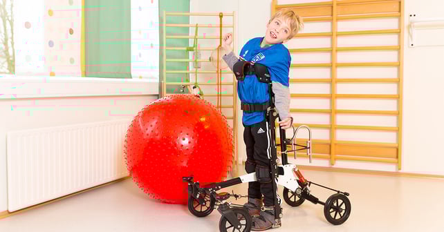 Ung pojke står i sin NF-Walker