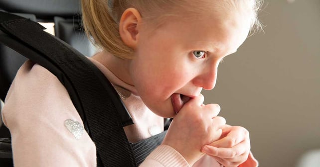 Närbild av en flicka med Rett syndrom