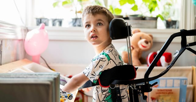 Vilgot står i sin NF-Walker och ser nöjd ut.