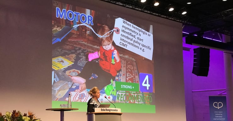 Bilde fra CP-konferansen, dame som holder presentasjon. Tidlig intervensjon er ikke bare mulig, men også svært viktig