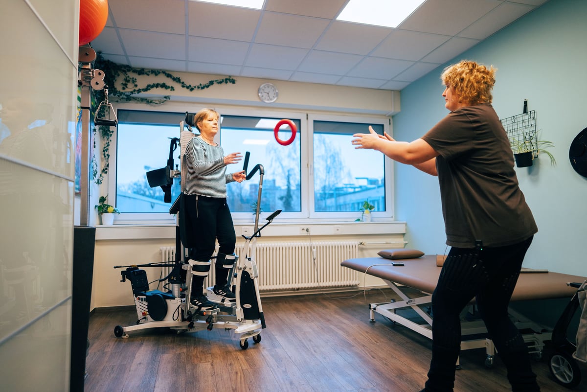 Eine MS-Patientin trainiert mit ihrem Innowalk Pro zusammen mit ihrer Physiotherapeutin.