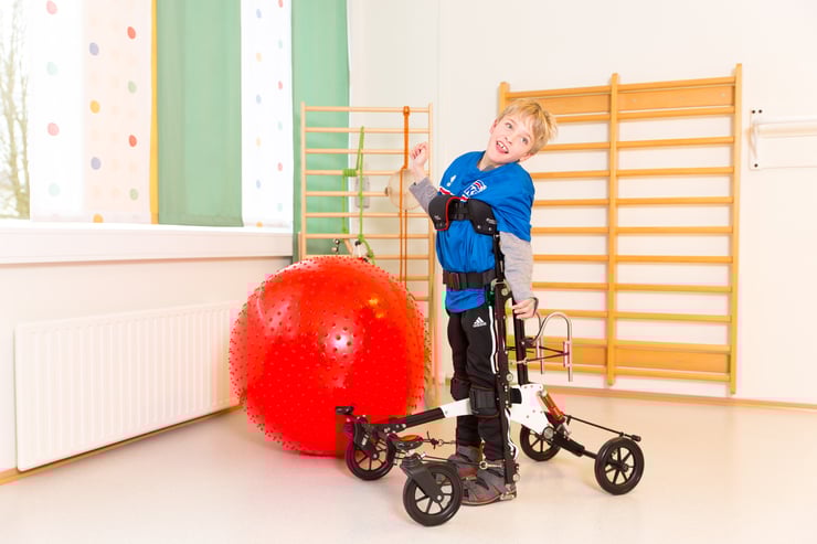Ung gutt står i sin NF-Walker