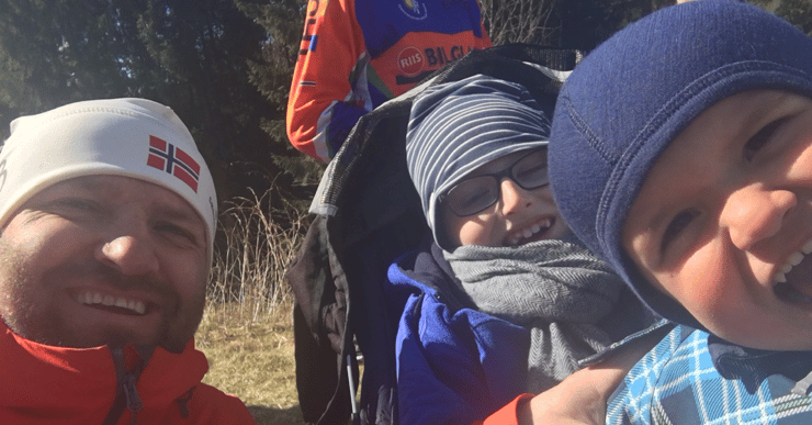 Familj med funktionshindrat barn går på tur. Att ha ett barn med funktionshinder: Leva, utmaningar och att hitta egentid