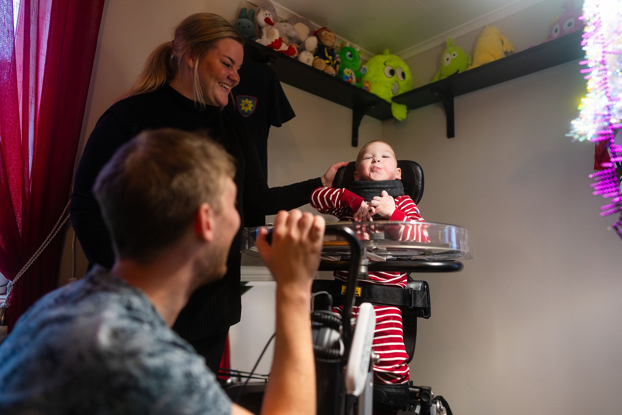 pojke i innowalk med sin familj