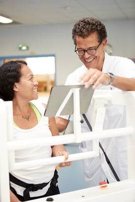 Mädchen hat Spaß im EMA mit EzyGain Software