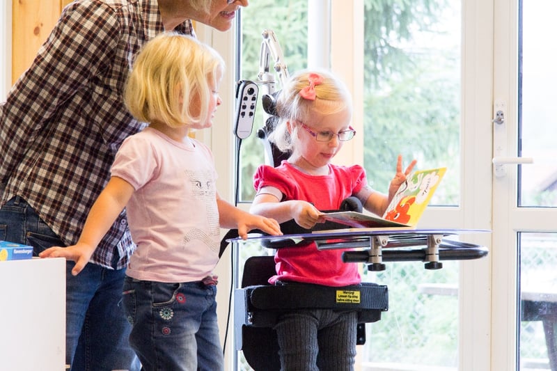 Ung flicka står på sin Innowalk medan hon läser en bok med en vän