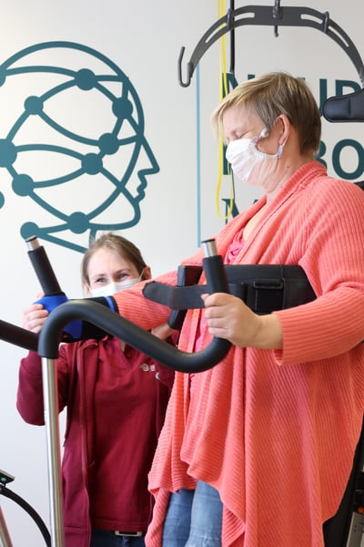 Ganzkörpertraining im Stehen in einer Therapieeinheit