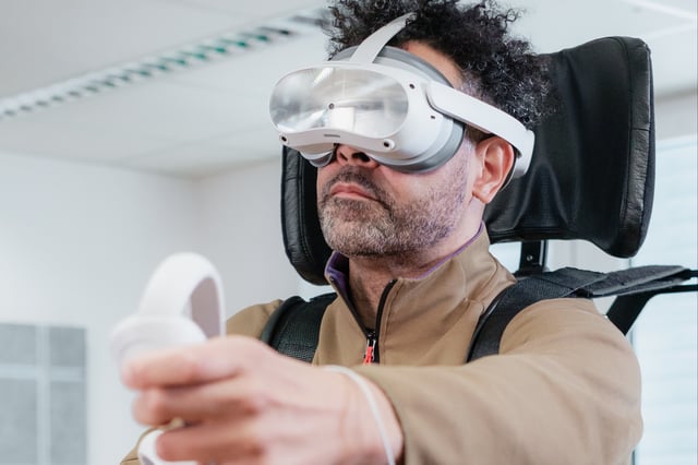 Patient using VR in combination with the Innowalk Pro