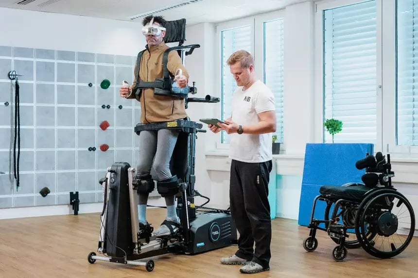 Mann trainiert im Innowalk Pro mit VR-Brille