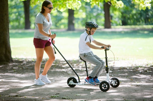 Ung pojke använder Krabat Runner tillsammans med en vuxen.
