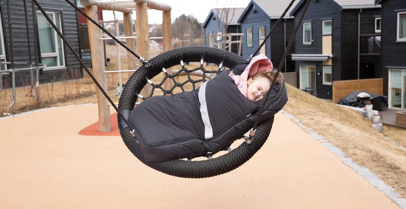 Ung flicka som leker och skrattar
