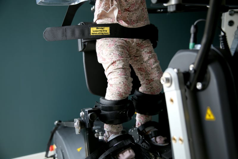 Ung flicka med Retts syndrom står på sin Innowalk