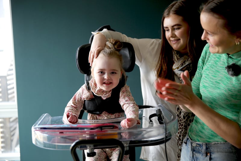 Ung flicka med Retts syndrom står på sin Innowalk