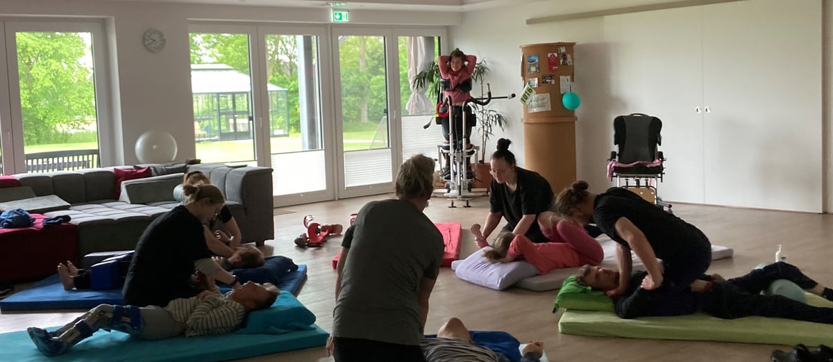 Group of patient, one using the Innowalk Pro at KoMeT