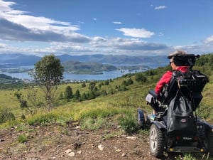 kvinne i naturen rullestol