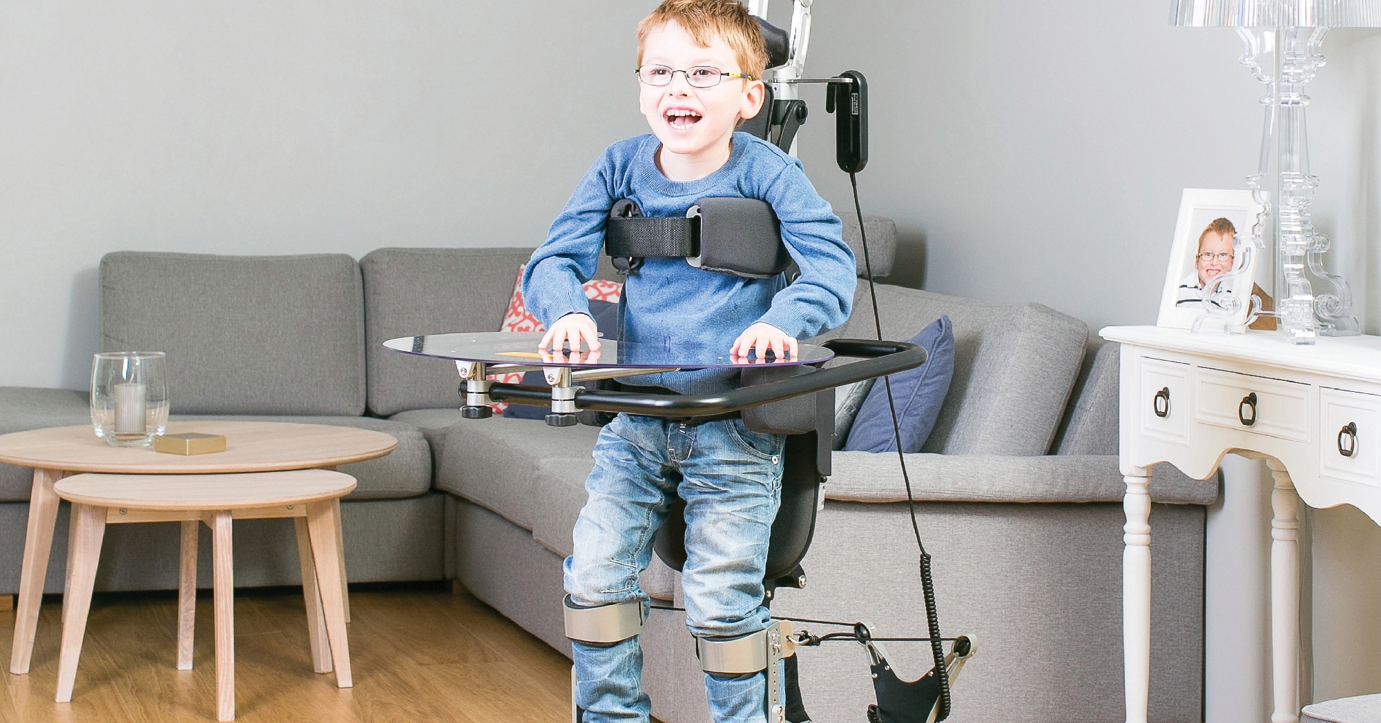 Liten tjej med Retts syndrom står i sin Innowalk medan hon dansar.  Liten pojke står i sin Innowalk.