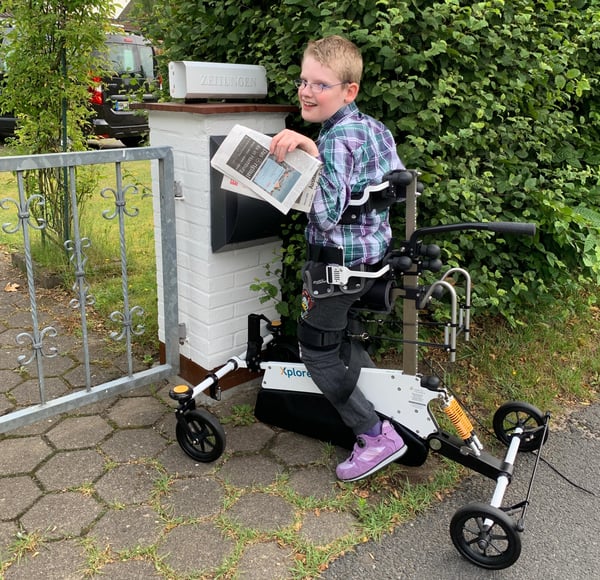 ung pojke går fram till brevlådan i sin Xplore